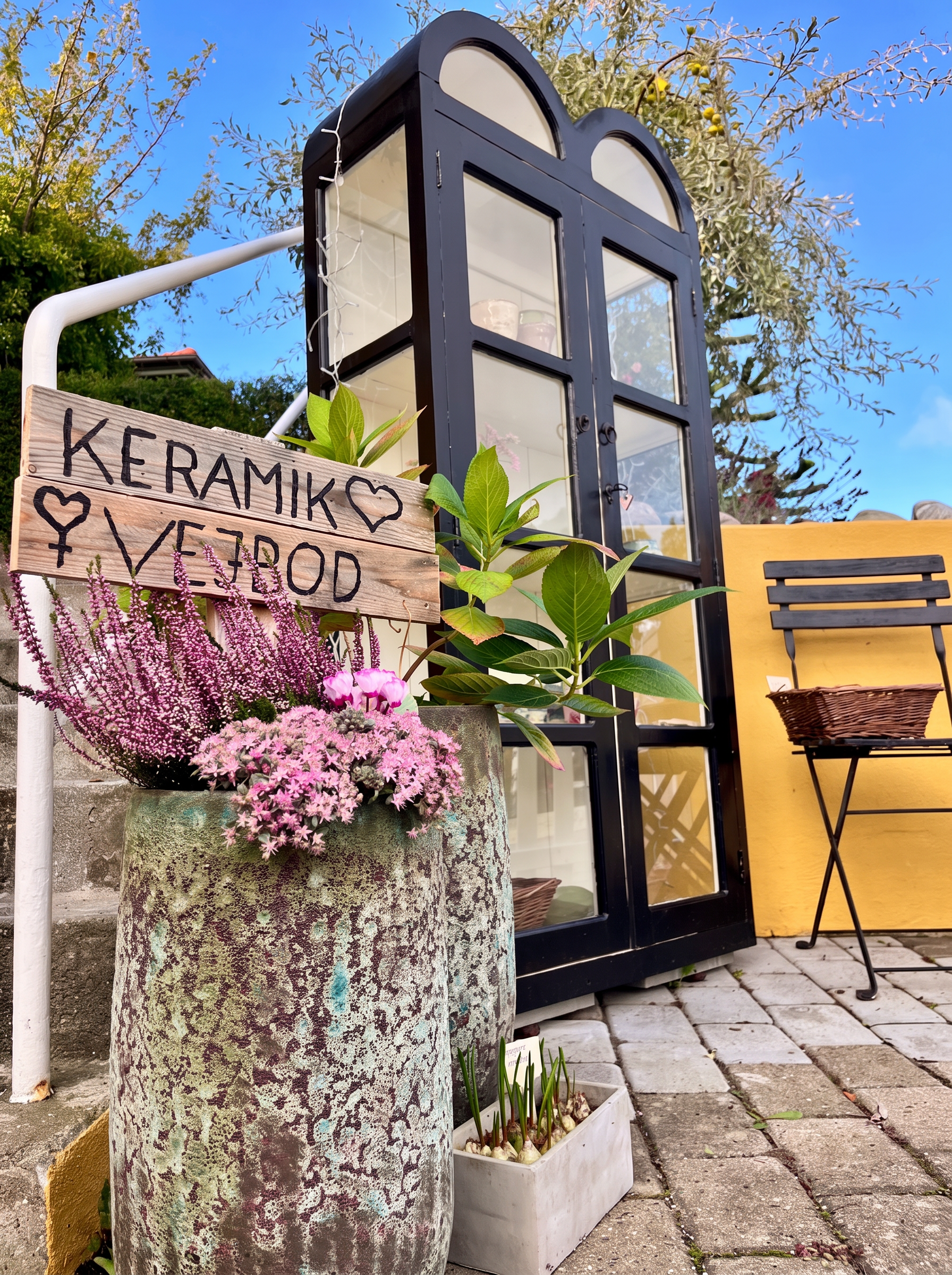 Vejboden i Kalundborg med keramik i pastelglasurer — FrkWedberg